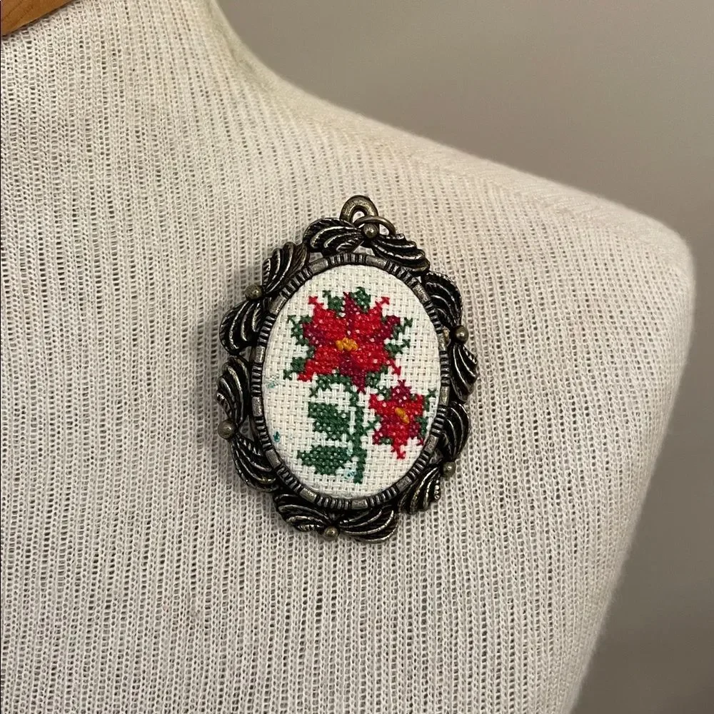 Vintage Creative Circle Counted Cross Stitch # 2266 Poinsettias Brooch 1982
